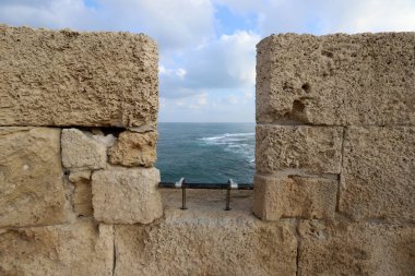 İsrail'in kuzeyinde Akdeniz kıyısında Acre kentinde antik bir kaletaş duvar 