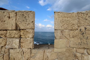 İsrail'in kuzeyinde Akdeniz kıyısında Acre kentinde antik bir kaletaş duvar 