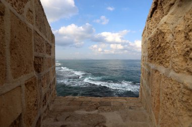 İsrail'in kuzeyinde Akdeniz kıyısında Acre kentinde antik bir kaletaş duvar 