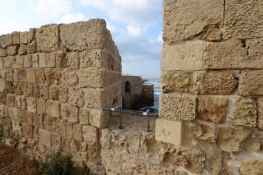 İsrail'in kuzeyinde Akdeniz kıyısında Acre kentinde antik bir kaletaş duvar 