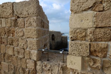 İsrail'in kuzeyinde Akdeniz kıyısında Acre kentinde antik bir kaletaş duvar 