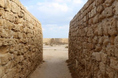 İsrail'in kuzeyinde Akdeniz kıyısında Acre kentinde antik bir kaletaş duvar 