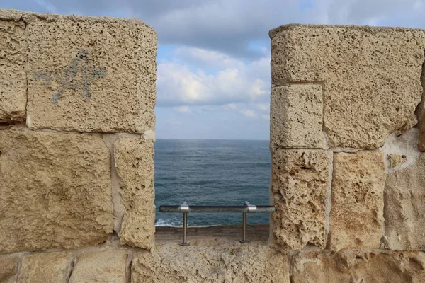 İsrail'in kuzeyinde Akdeniz kıyısında Acre kentinde antik bir kaletaş duvar 
