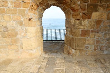 İsrail'in kuzeyinde Akdeniz kıyısında Acre kentinde antik bir kaletaş duvar 