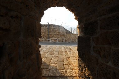 İsrail'in kuzeyinde Akdeniz kıyısında Acre kentinde antik bir kaletaş duvar 