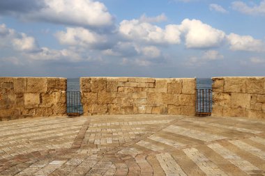 İsrail'in kuzeyinde Akdeniz kıyısında Acre kentinde antik bir kaletaş duvar 