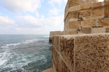 İsrail'in kuzeyinde Akdeniz kıyısında Acre kentinde antik bir kaletaş duvar 
