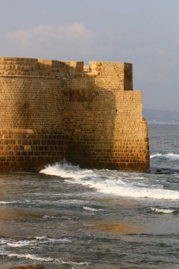 İsrail'in kuzeyinde Akdeniz kıyısında Acre kentinde antik bir kaletaş duvar 