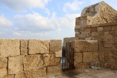 İsrail'in kuzeyinde Akdeniz kıyısında Acre kentinde antik bir kaletaş duvar 