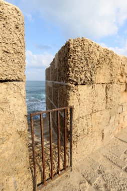 İsrail'in kuzeyinde Akdeniz kıyısında Acre kentinde antik bir kaletaş duvar 