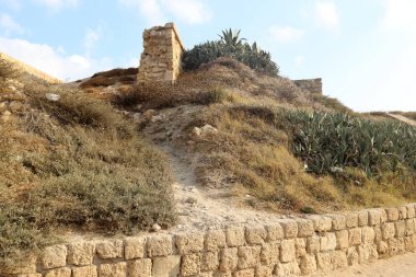 İsrail'in kuzeyinde Akdeniz kıyısında Acre kentinde antik bir kaletaş duvar 