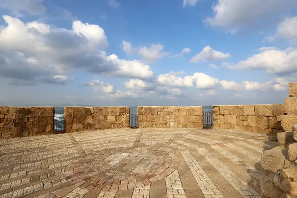 İsrail'in kuzeyinde Akdeniz kıyısında Acre kentinde antik bir kaletaş duvar 