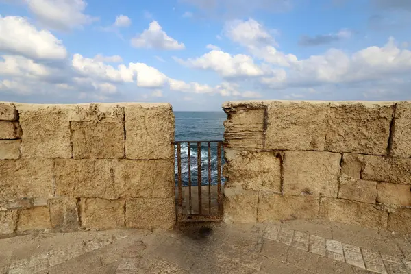 İsrail'in kuzeyinde Akdeniz kıyısında Acre kentinde antik bir kaletaş duvar 