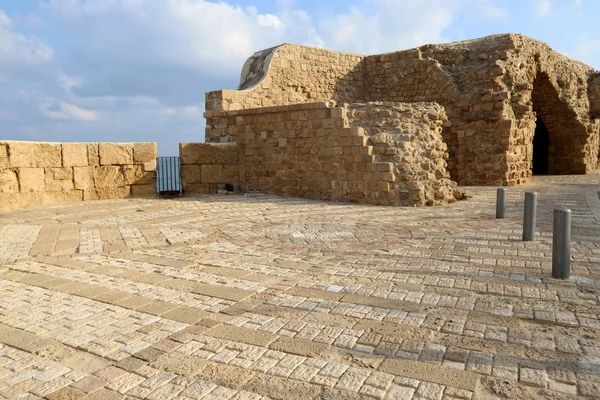 İsrail'in kuzeyinde Akdeniz kıyısında Acre kentinde antik bir kaletaş duvar 