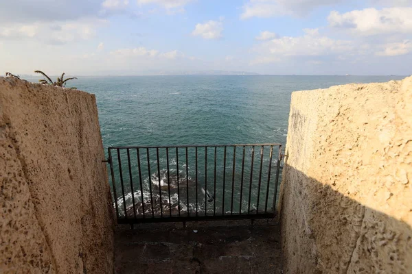 İsrail'in kuzeyinde Akdeniz kıyısında Acre kentinde antik bir kaletaş duvar 