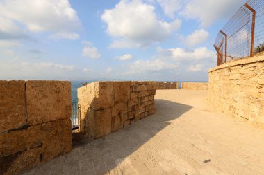 İsrail'in kuzeyinde Akdeniz kıyısında Acre kentinde antik bir kaletaş duvar 
