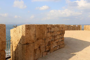 İsrail'in kuzeyinde Akdeniz kıyısında Acre kentinde antik bir kaletaş duvar 