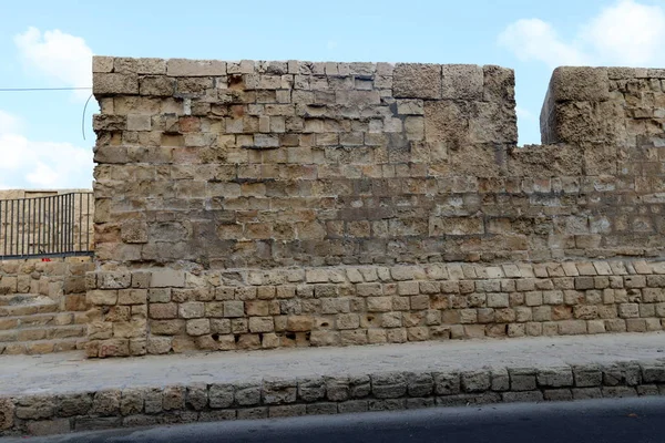 イスラエル北部の地中海沿岸のエーカー市の古代要塞の石垣 — ストック写真