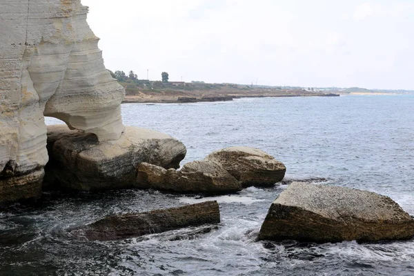 Πέτρες Βρίσκονται Ένα Πάρκο Στις Ακτές Της Μεσογειακής Θάλασσας Στα — Φωτογραφία Αρχείου