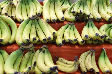 İsrail 'in kuzeyindeki Acre şehrindeki bir pazarda meyve ve sebze satılıyor. 