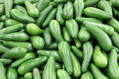 İsrail 'in kuzeyindeki Acre şehrindeki bir pazarda meyve ve sebze satılıyor. 