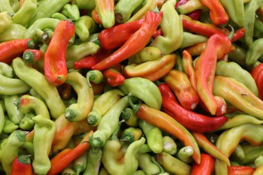 İsrail 'in kuzeyindeki Acre şehrindeki bir pazarda meyve ve sebze satılıyor. 