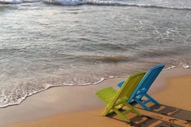 Bir sandalye İsrail'in kuzeyinde Akdeniz kıyılarında duruyor 