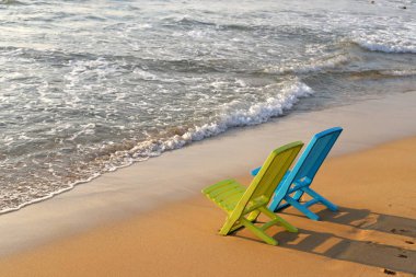 Bir sandalye İsrail'in kuzeyinde Akdeniz kıyılarında duruyor 