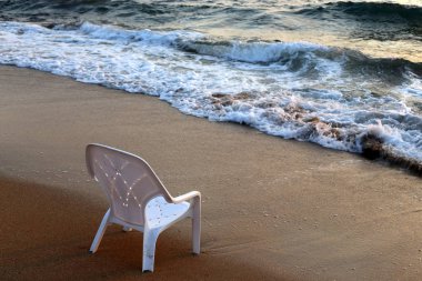 Bir sandalye İsrail'in kuzeyinde Akdeniz kıyılarında duruyor 