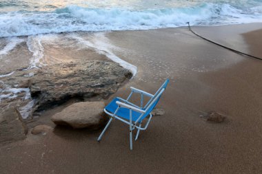 Bir sandalye İsrail'in kuzeyinde Akdeniz kıyılarında duruyor 