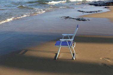 Bir sandalye İsrail'in kuzeyinde Akdeniz kıyılarında duruyor 