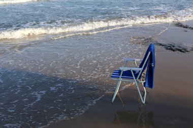Bir sandalye İsrail'in kuzeyinde Akdeniz kıyılarında duruyor 