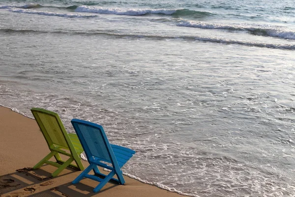 Μια Καρέκλα Στέκεται Στις Ακτές Της Μεσογειακής Θάλασσας Στα Βόρεια — Φωτογραφία Αρχείου