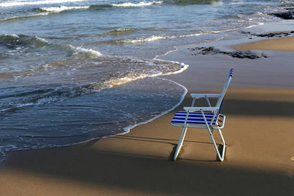 Una Sedia Erge Sulle Rive Del Mar Mediterraneo Nel Nord — Foto Stock