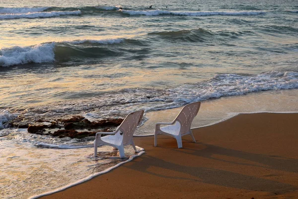 Uma Cadeira Fica Nas Margens Mar Mediterrâneo Norte Israel — Fotografia de Stock