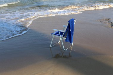 Bir sandalye İsrail'in kuzeyinde Akdeniz kıyılarında duruyor 