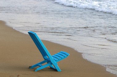 Bir sandalye İsrail'in kuzeyinde Akdeniz kıyılarında duruyor 