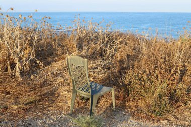 Bir sandalye İsrail'in kuzeyinde Akdeniz kıyılarında duruyor 
