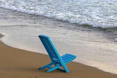 Bir sandalye İsrail'in kuzeyinde Akdeniz kıyılarında duruyor 