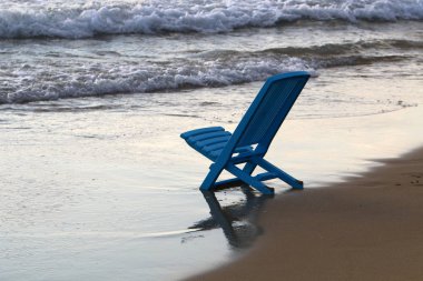 Bir sandalye İsrail'in kuzeyinde Akdeniz kıyılarında duruyor 