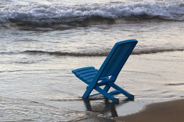 Bir sandalye İsrail'in kuzeyinde Akdeniz kıyılarında duruyor 