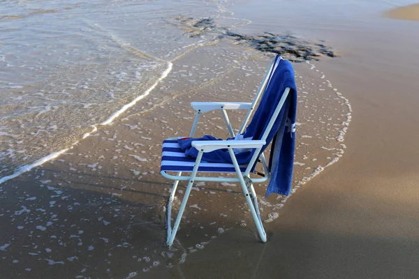 Una Sedia Erge Sulle Rive Del Mar Mediterraneo Nel Nord — Foto Stock