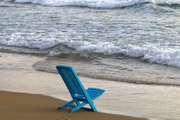 의자는 이스라엘의 북쪽에있는 지중해의 기슭에 — 스톡 사진