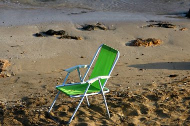 Bir sandalye İsrail'in kuzeyinde Akdeniz kıyılarında duruyor 