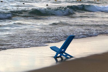 Bir sandalye İsrail'in kuzeyinde Akdeniz kıyılarında duruyor 