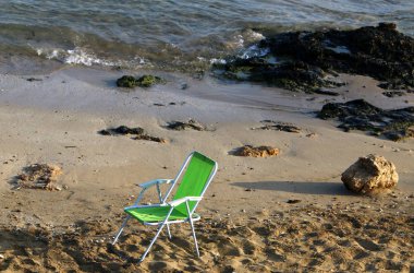 Bir sandalye İsrail'in kuzeyinde Akdeniz kıyılarında duruyor 