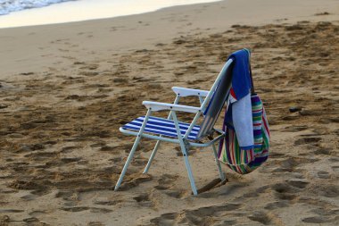 Bir sandalye İsrail'in kuzeyinde Akdeniz kıyılarında duruyor 