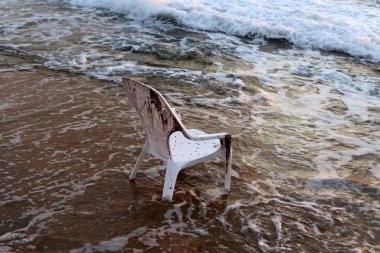Bir sandalye İsrail'in kuzeyinde Akdeniz kıyılarında duruyor 
