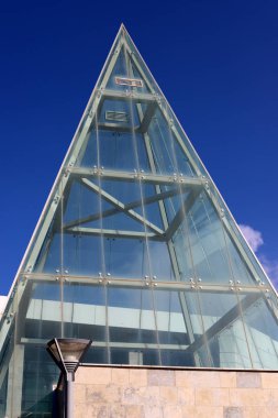 İsrail'de büyük bir şehrin sokaklarında doğa ve inşaat geometrik rakamlar 