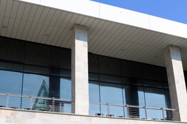 İsrail'de büyük bir şehrin sokaklarında doğa ve inşaat geometrik rakamlar 